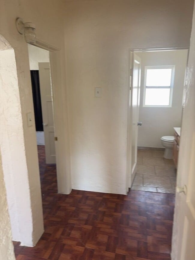 Building Photo - 204 W Kelso St