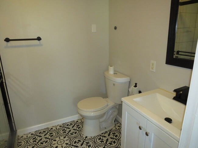 Building Photo - 3 Bedroom 2 Bath Home