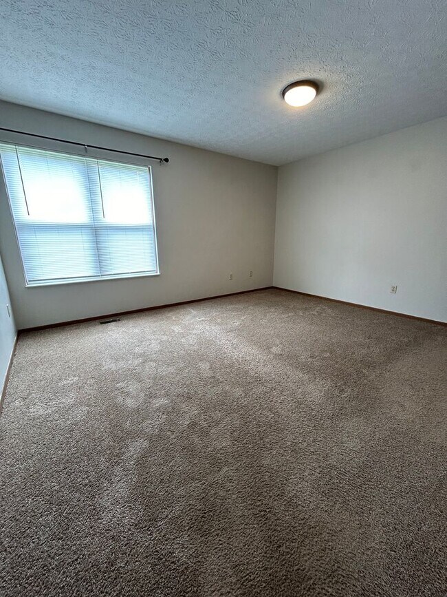 Building Photo - Beautiful 3 Bedroom Duplex with Garage and Full Basement