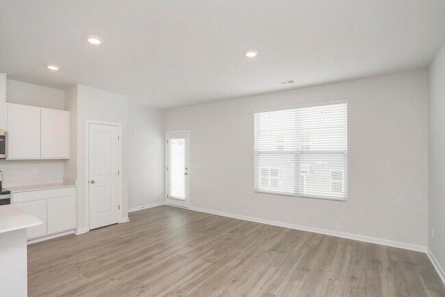 Building Photo - 250 Hazel Ln