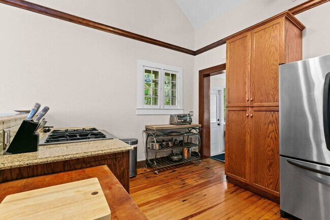 Building Photo - 204 NE 3rd Ave