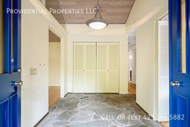 Building Photo - 9530 NE 30th St