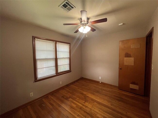 Building Photo - 511 Fleetwood Dr