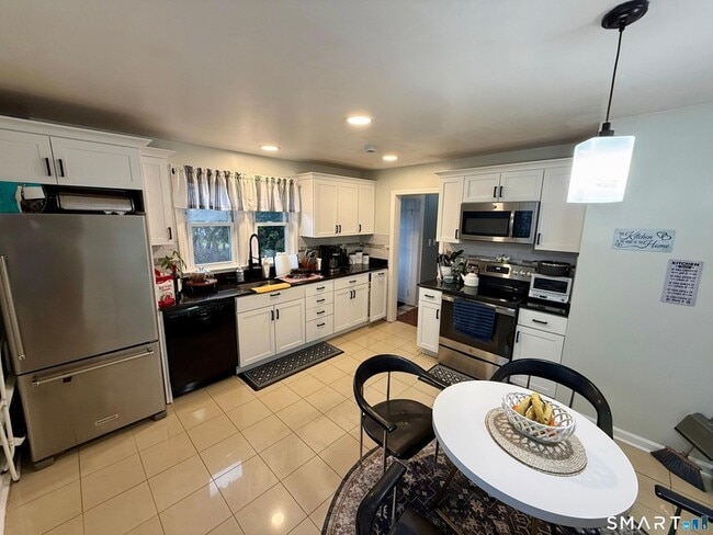 Building Photo - 64 Hickory St