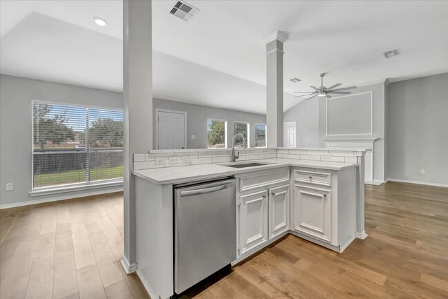 Building Photo - 3915 Summerfield Dr