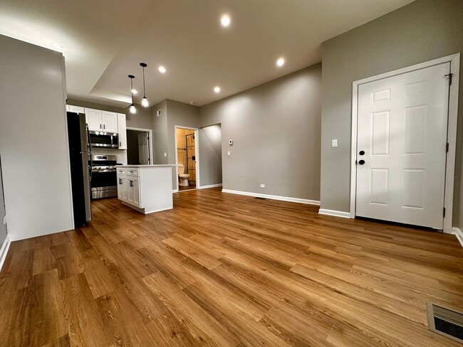 Building Photo - Amazing 4-bed Duplex by UIC