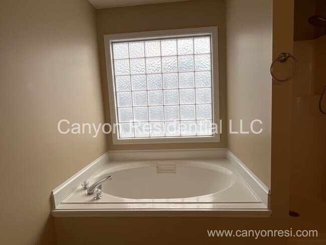 Building Photo - 825 Connaly Dr