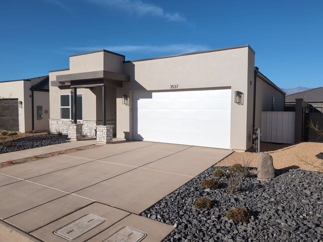 Building Photo - Modern Comfort Meets Effortless Living in Long Valley!