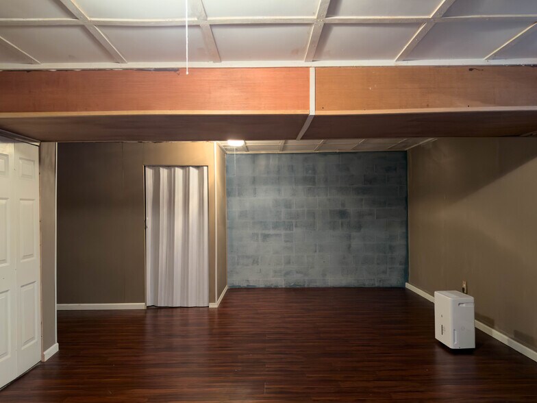 Building Photo - 111 N Village Cir