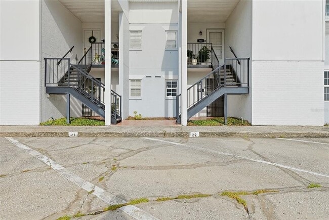 Building Photo - 3821 N Oak Dr