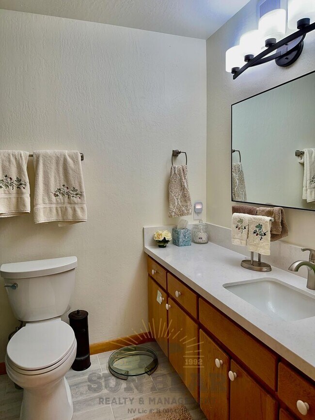 Building Photo - Adorable Condo - Perfect for Watching Suns...