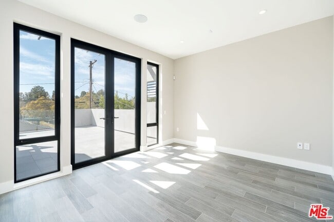 Building Photo - 159 S Bowling Green Way