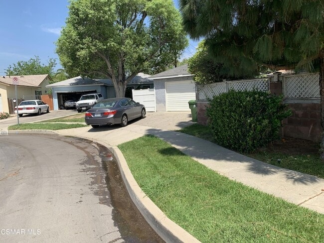 Building Photo - 7431 Cozycroft Ave