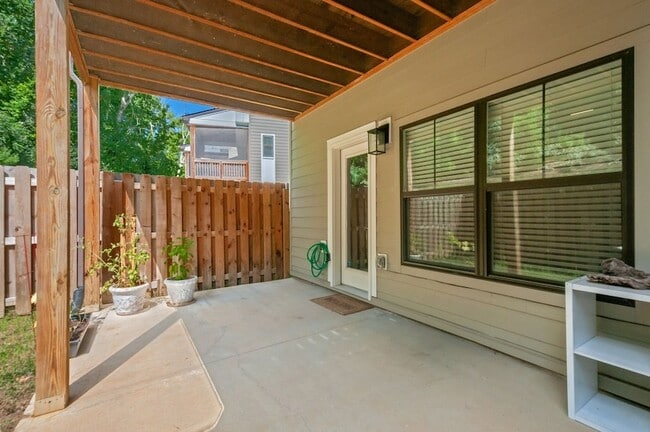 Building Photo - 207 Stonecrest Cir