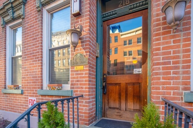 Building Photo - 218 Willow Ave