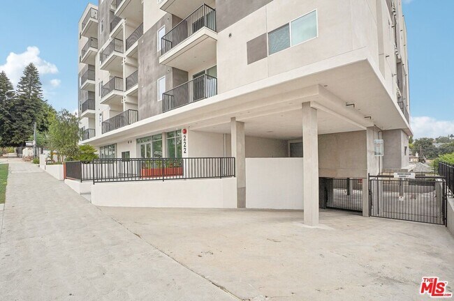 Building Photo - 222 N Alvarado St