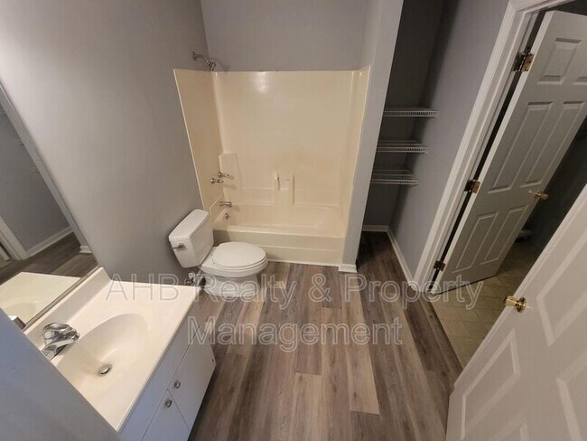 Building Photo - 309 Somers Ave