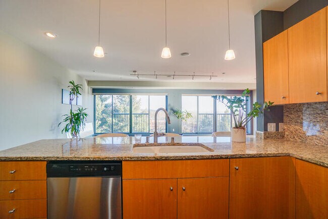 Building Photo - BEAUTIFUL TWO BEDROOM CONDO DOWNTOWN VANCOUVER