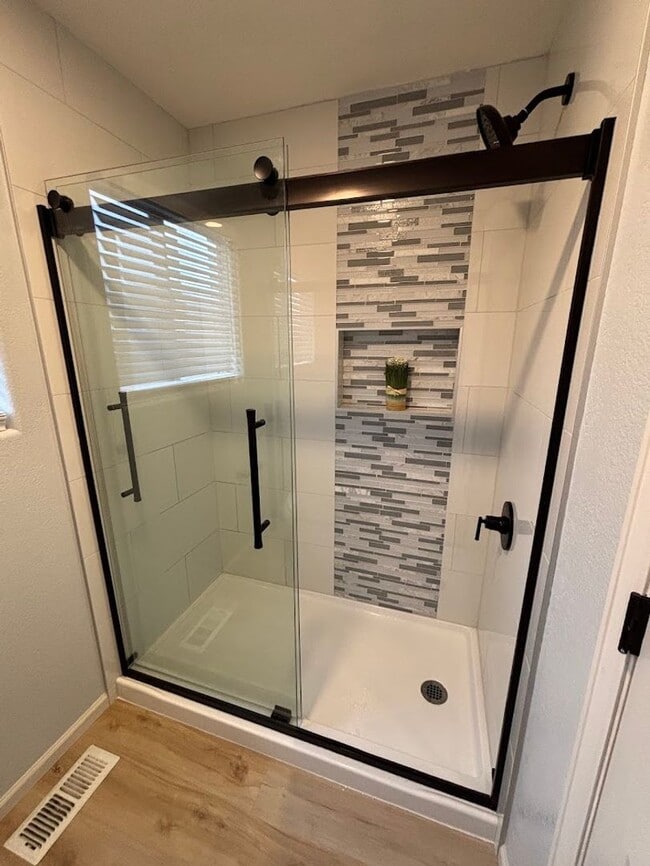 Building Photo - Beautiful Remodeled 3 Bedroom End Unit Tow...