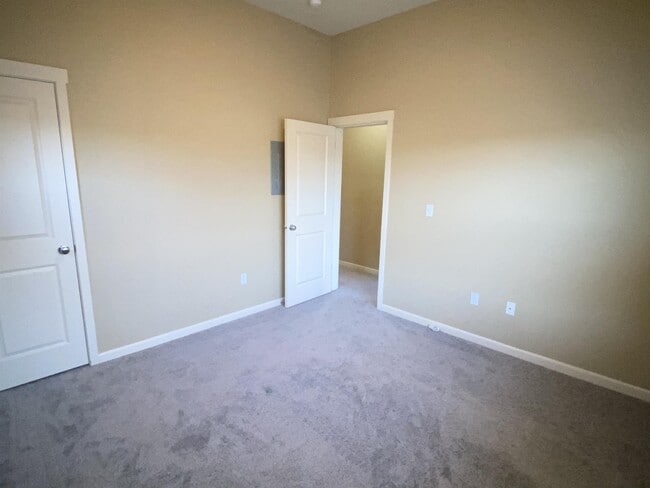Building Photo - 1050 SW 170th Ave