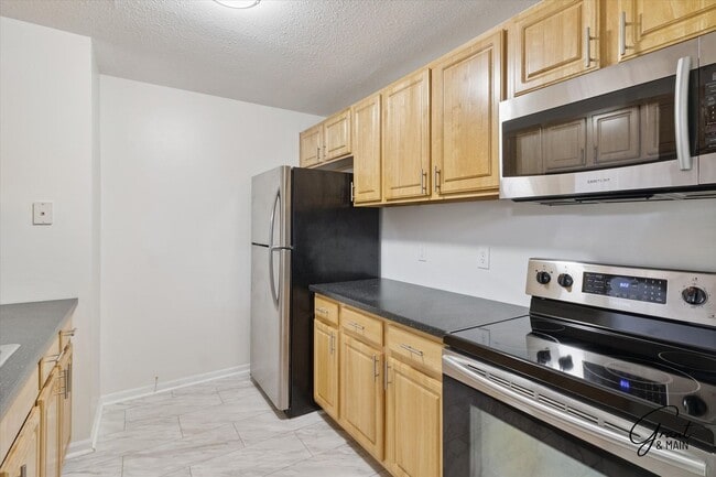 Building Photo - 2 bedroom ranch style condo $1650