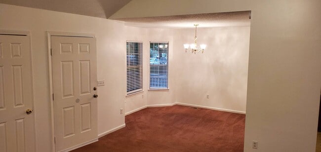 Building Photo - 5 Silver Spur Ct