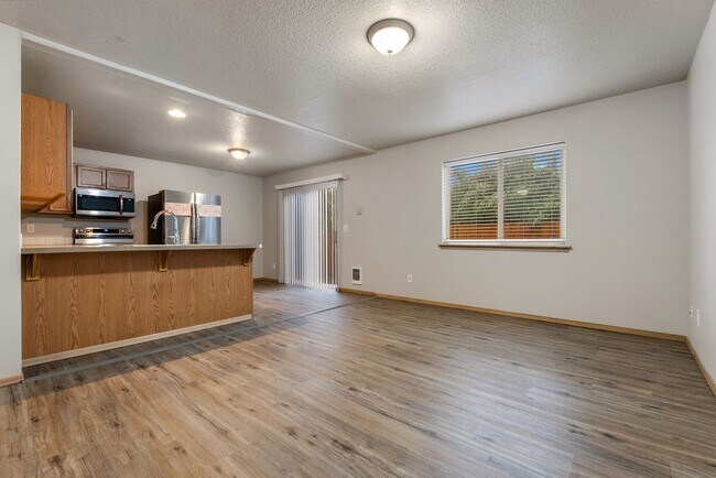 Building Photo - Beautiful 4bed/2.5bath home