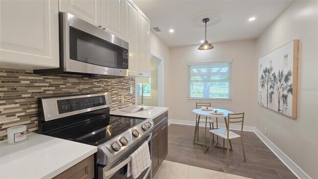 Building Photo - 515 34th Ave NE