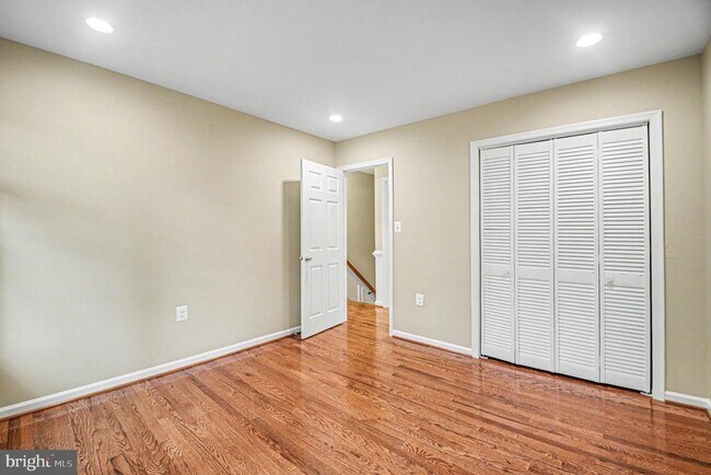 Building Photo - 16200 Edgewood Dr