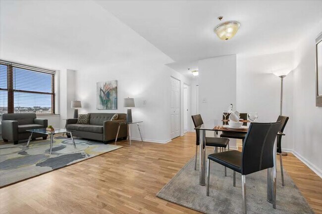 Building Photo - 330 River St