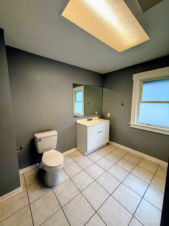 Building Photo - Three bedroom one bathroom home for rent