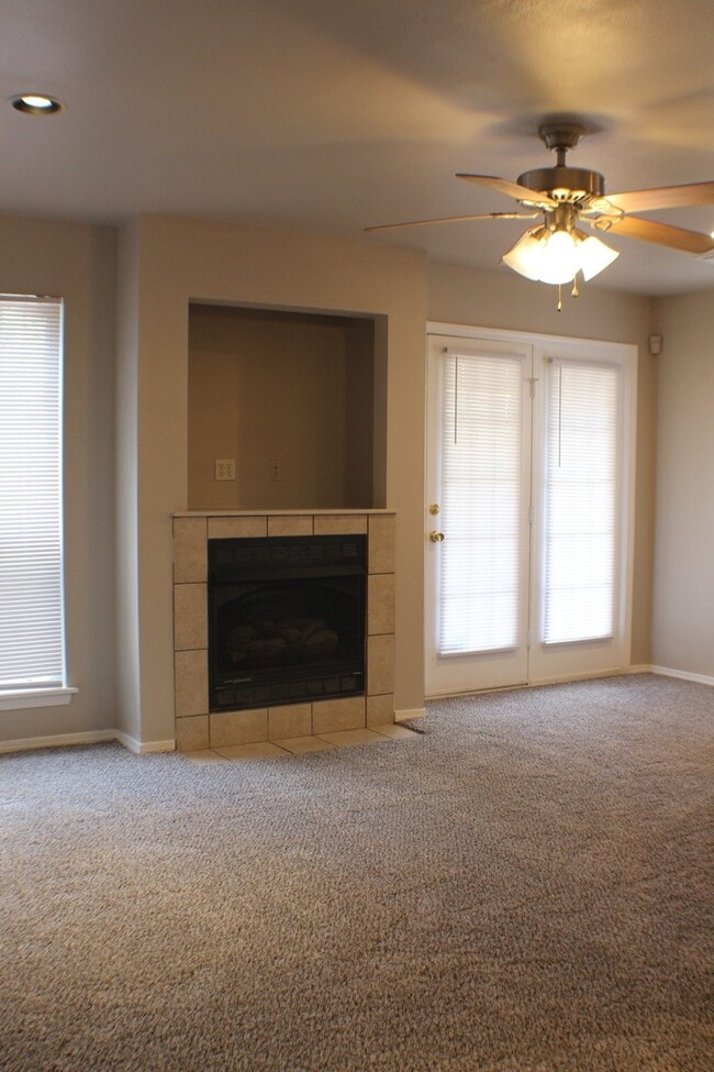 Building Photo - Adorable 3 bedroom 2.5 bathroom in Jenks!