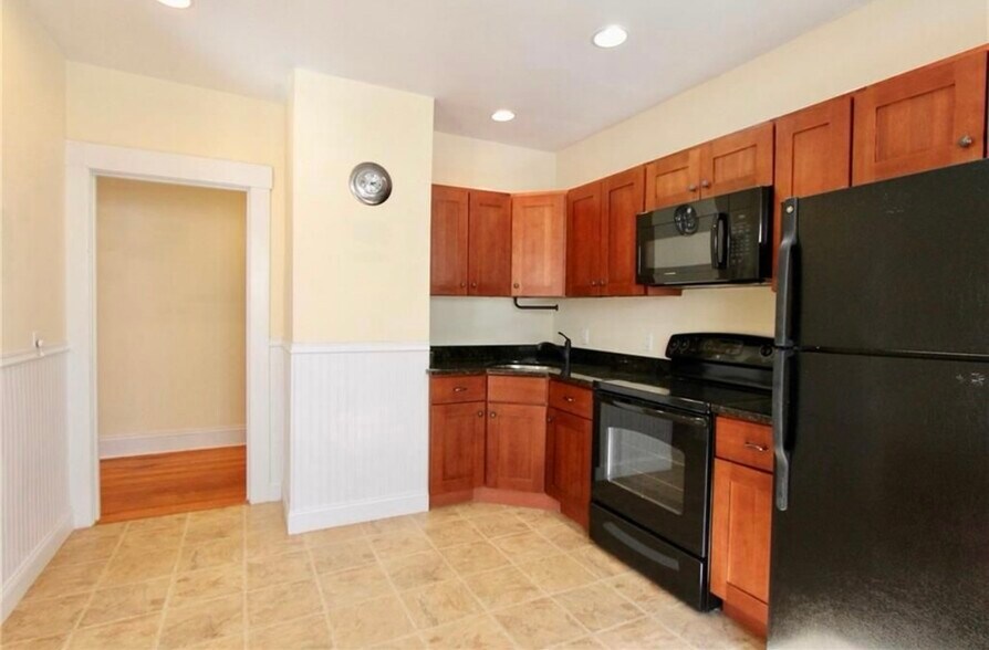 Kitchen - 23 Bedlow Ave
