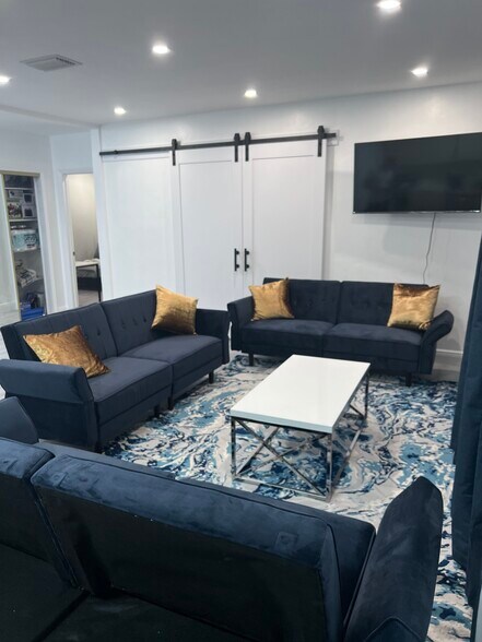 Building Photo - 501 NE 70th St