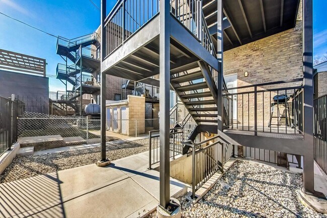 Building Photo - 1535 N Maplewood Ave