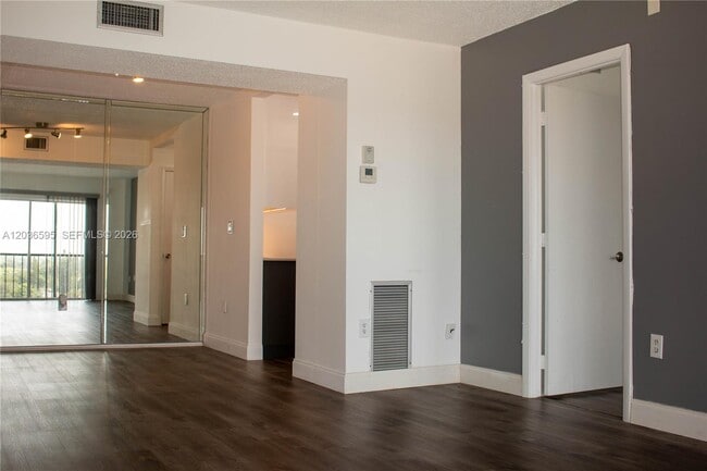 Building Photo - 4164 Inverrary Dr