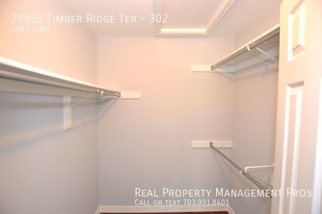 Building Photo - Beautifully Updated 3rd Floor Condo For Re...