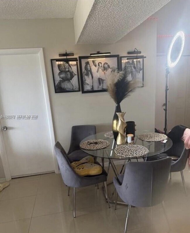 Building Photo - 4164 Inverrary Dr