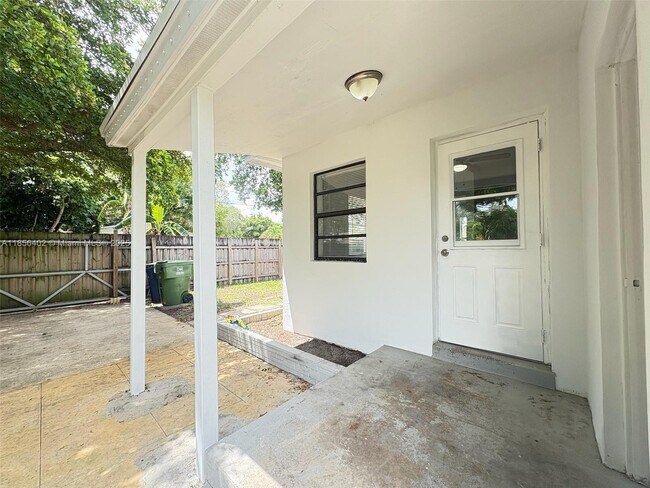 Building Photo - 655 SW 6th St