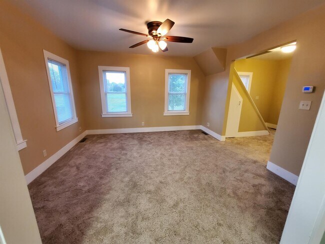 Building Photo - Spacious 2 Bedroom House Updated with Remo...