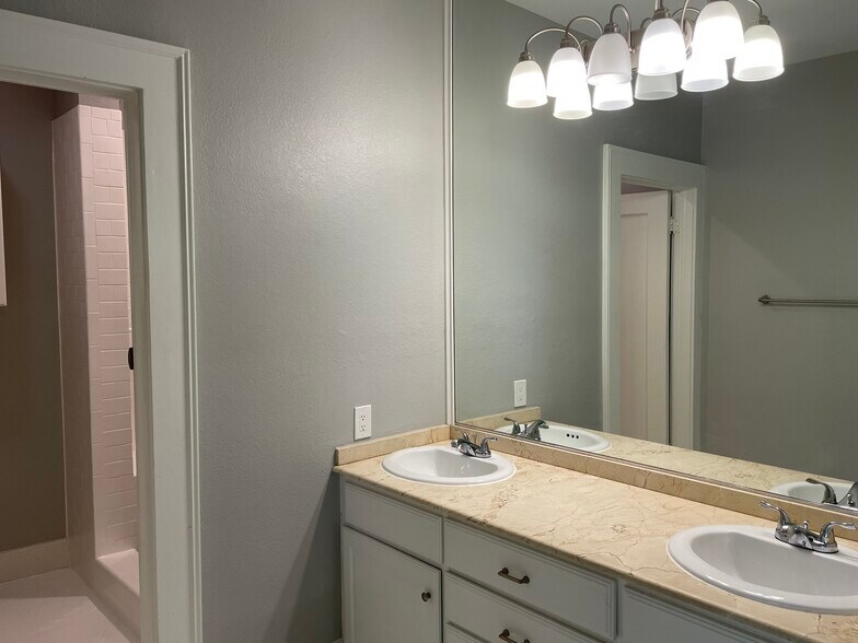 Building Photo - 834 Thomasson Dr