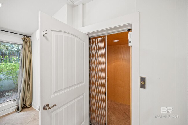 Building Photo - 491 Pine Ave