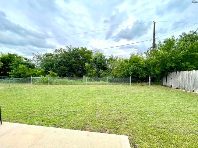 Building Photo - 2114 Selma Dr