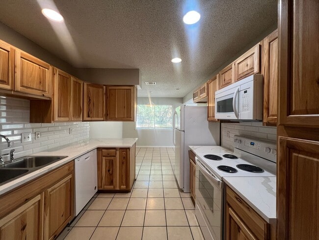 Building Photo - Available July 25: Spacious 3 Bedroom, 2.5 Bath Duplex with Garage