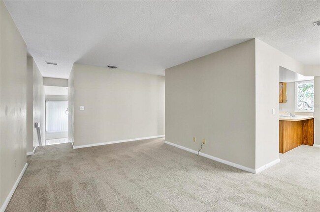Building Photo - 14 Oakmont Ct