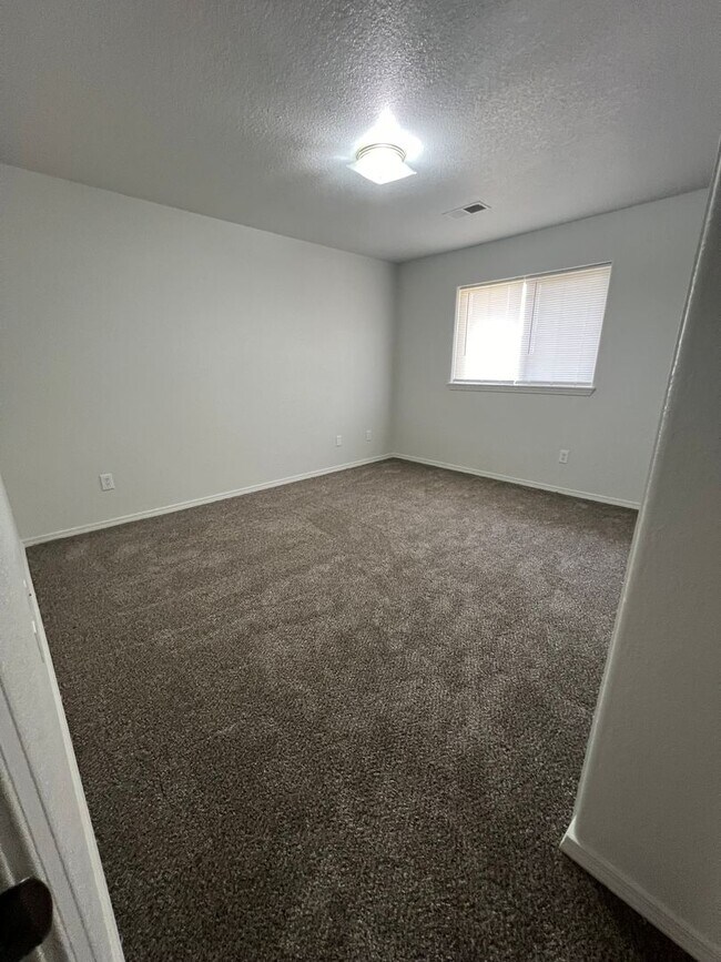 Building Photo - 2 Bedroom, 1 Bath Townhouse - Newly Renovated