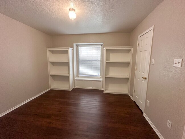 Building Photo - 2701 Littlepine Dr