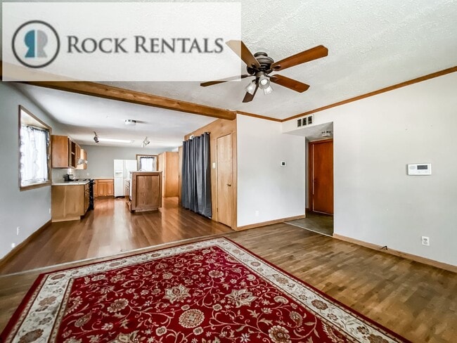 Building Photo - 2 Bed 1 Bath with Detached 2 Car Garage