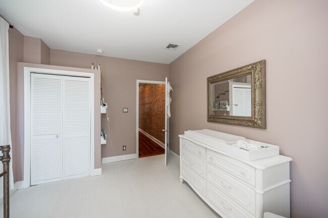 Building Photo - Two Bed Graduate Hospital Townhome