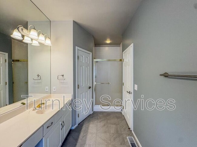 Building Photo - 717 Villa Plaza